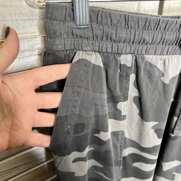 SPLENDID Women's Camo Camouflage Loose Fit Jogger Pants Drawstring Waist Gray S - Picture 6 of 12